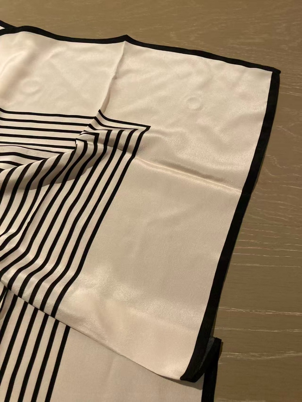 Toteme Luxury Black & White Geometric Tablecloth - Picture 3 of 9